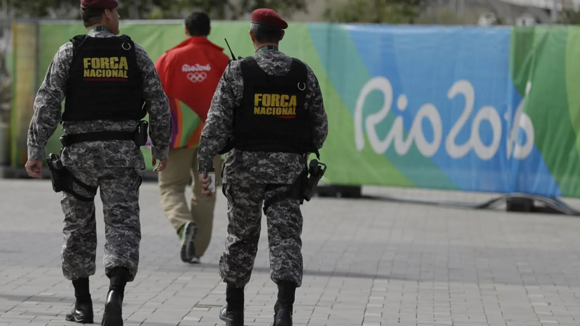 La Fuerzas de Seguridad y miembros del Ejército vigilan el parque Olímpico.