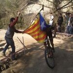 Momento en que un espectador tapa la cara de Carlos Coloma con la bandera estelada / Foto: Instagram jorgesotobajo