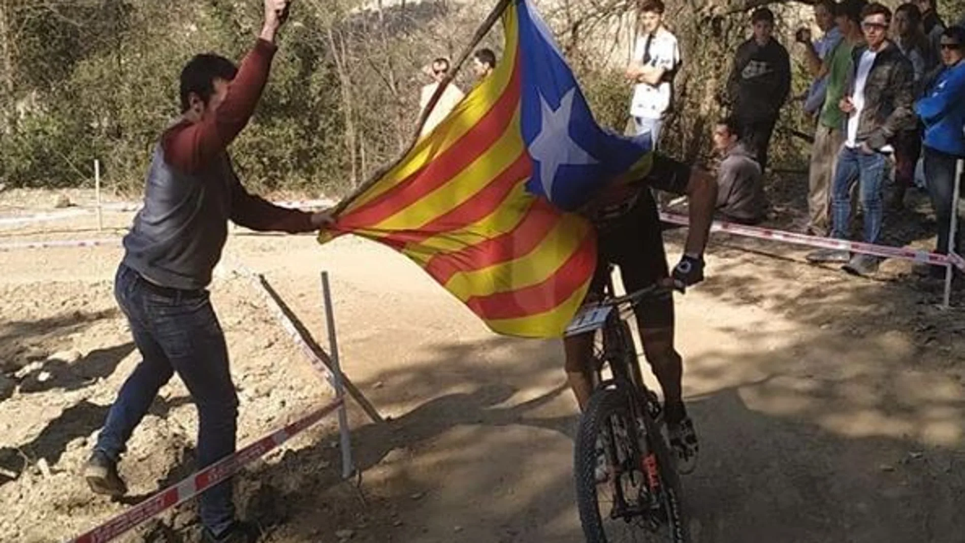 Momento en que un espectador tapa la cara de Carlos Coloma con la bandera estelada / Foto: Instagram jorgesotobajo