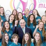 Ignacio Galán, presidente de Iberdrola, posa con un grupo de deportistas