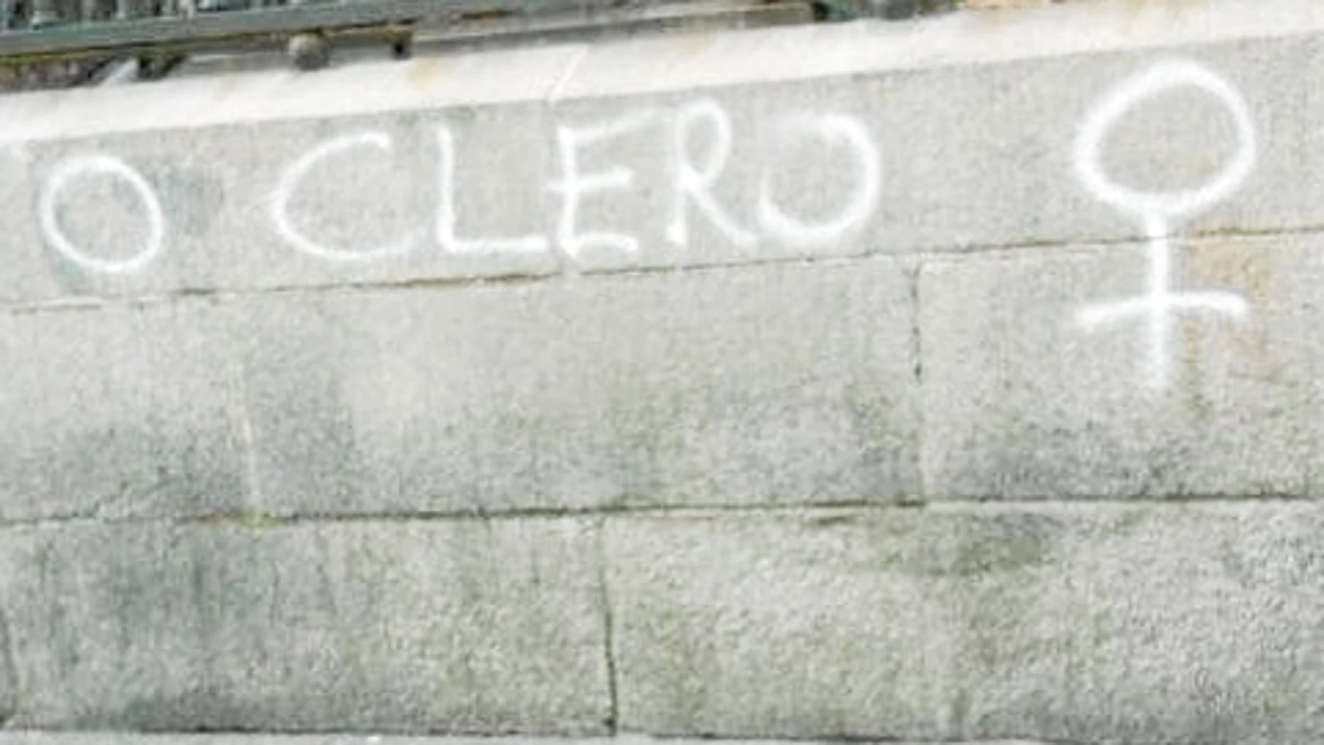 Pintada en la fachada de la Iglesia de San Ginés, en la calle Arenal, en la que se podía leer «puto clero», mensaje que fue borrado en las primeras horas del día.