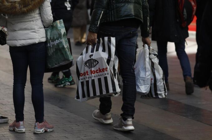 Los «extras», como las compras de ropa, ponen a prueba la capacidad de ahorro de los consumidores