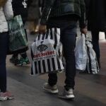 Los «extras», como las compras de ropa, ponen a prueba la capacidad de ahorro de los consumidores