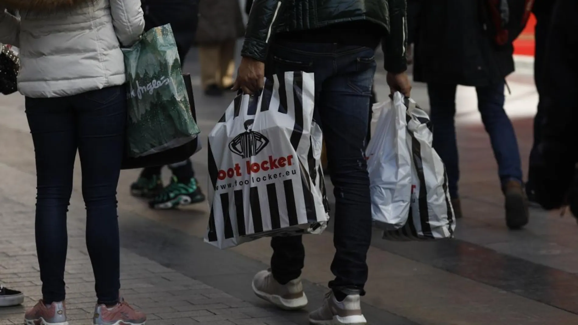 Los «extras», como las compras de ropa, ponen a prueba la capacidad de ahorro de los consumidores