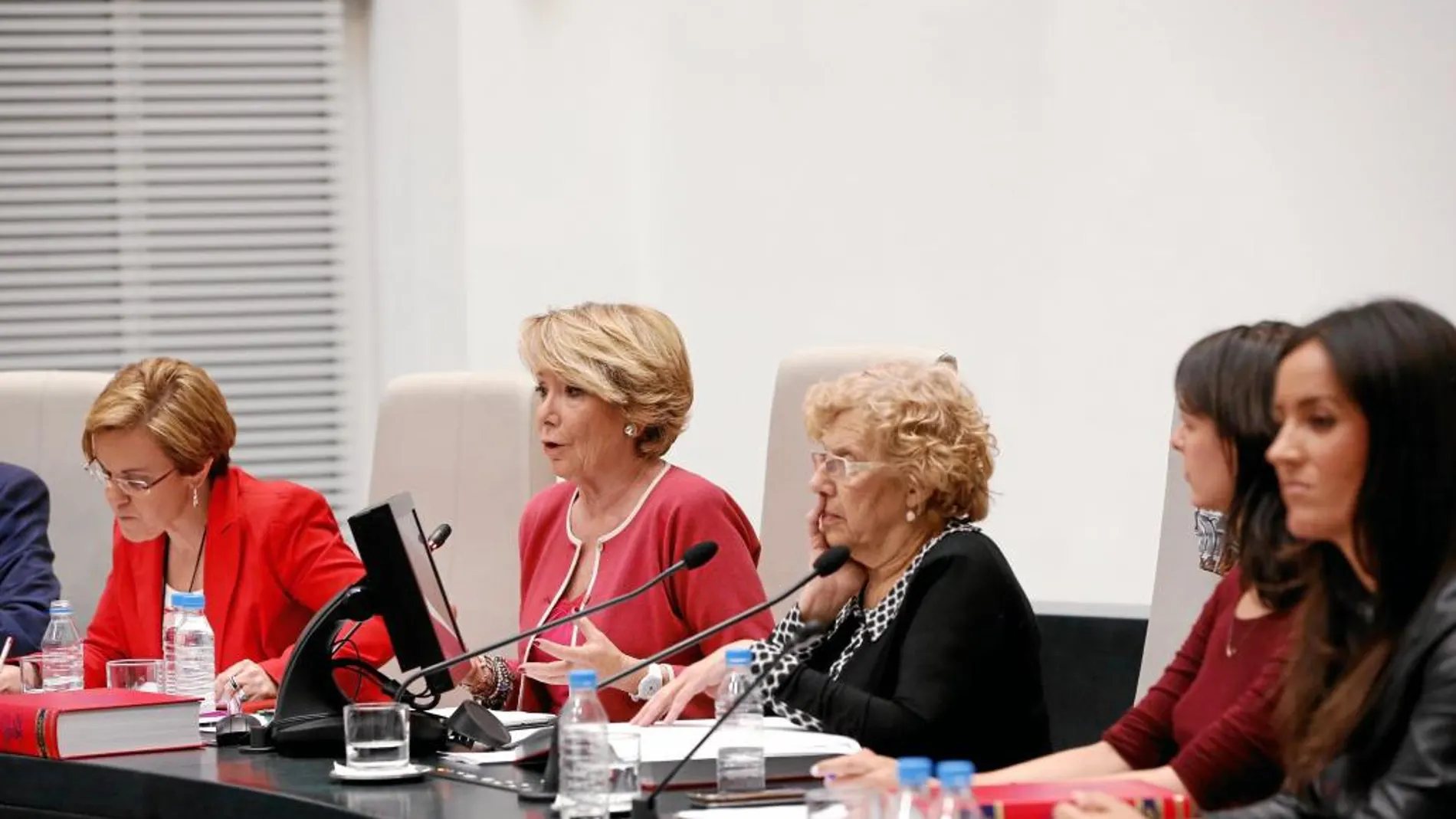La alcaldesa, junto a las portavoces de los cuatro grupos municipales: Causapié (PSOE), Aguirre (PP), Maestre (Ahora Madrid) y Villacís (Ciudadanos)