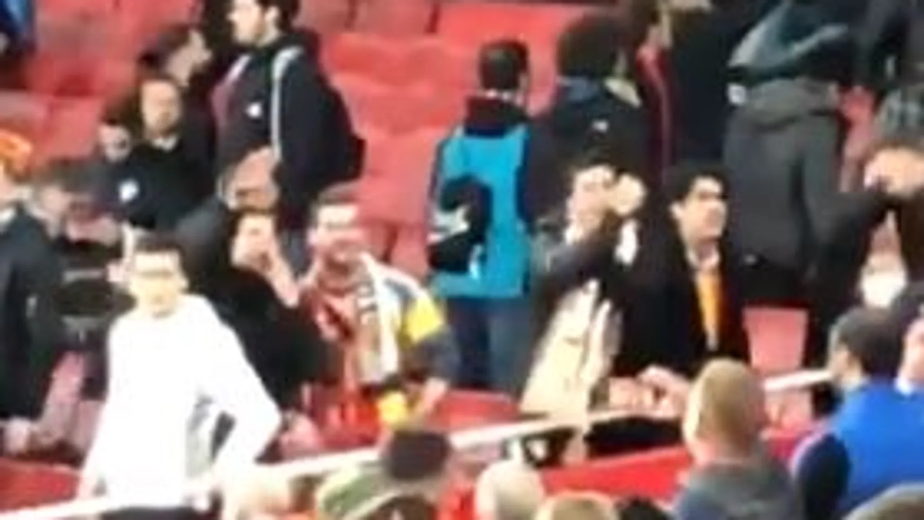 Los aficionados del Valencia hicieron gestos nazis y racistas a aficionados del Arsenal