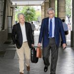 El ex consejero de Innovación Francisco Vallejo, junto a un letrado, en los juzgados de Sevilla