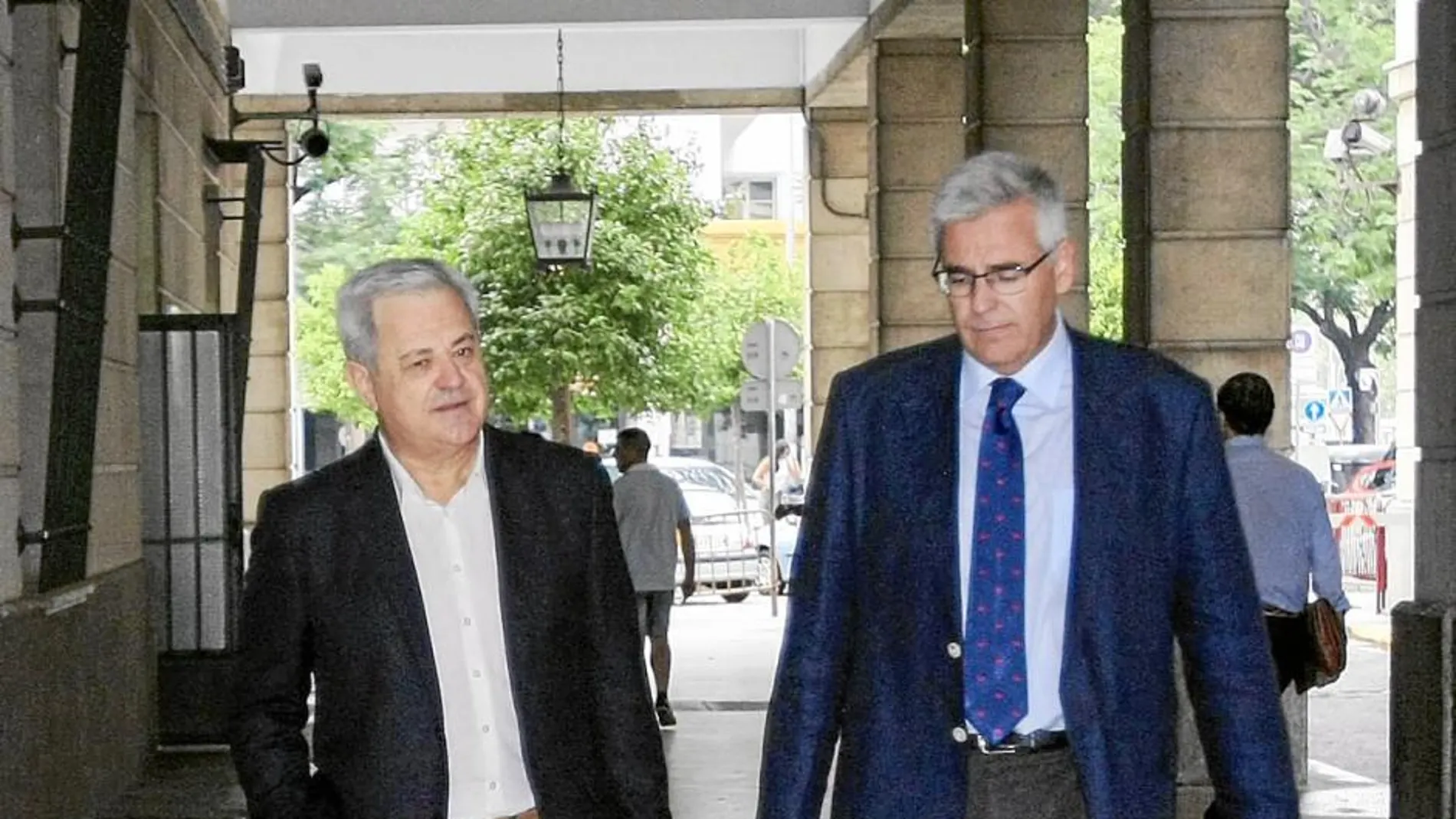 El ex consejero de Innovación Francisco Vallejo, junto a un letrado, en los juzgados de Sevilla