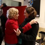 Carmena saluda a Colau a su llegada a ConsulCon 2017