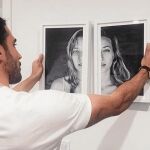 El actor cuelga un retrato de su novia, la también actriz Albania Segarra