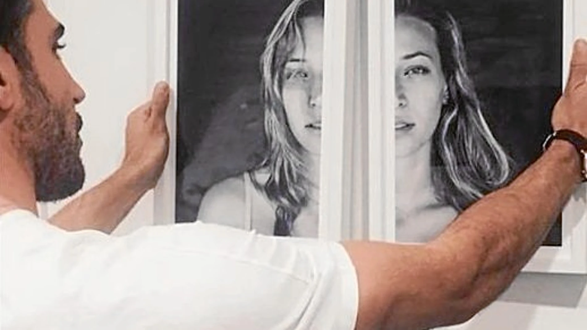 El actor cuelga un retrato de su novia, la también actriz Albania Segarra