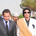 El dictador libio Muamar Gadafi recibe con todos los honores al ex presidente Nicolas Sarkozy en una visita en 2007