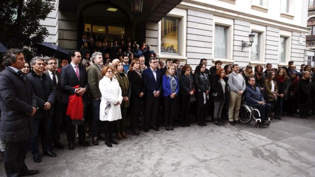 Ana Pastor junto al resto de los diputados y trabajadores del Congreso, durante el minuto de silencio