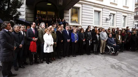 Ana Pastor junto al resto de los diputados y trabajadores del Congreso, durante el minuto de silencio