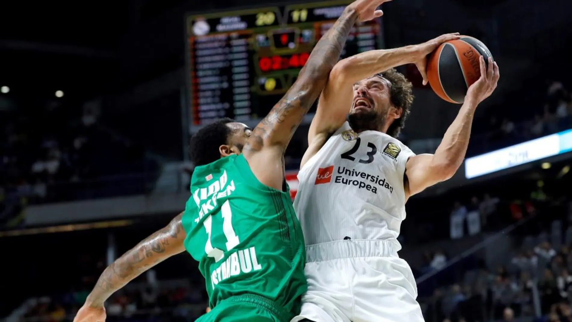 Llull lanza a canasta en el encuentro de ayer