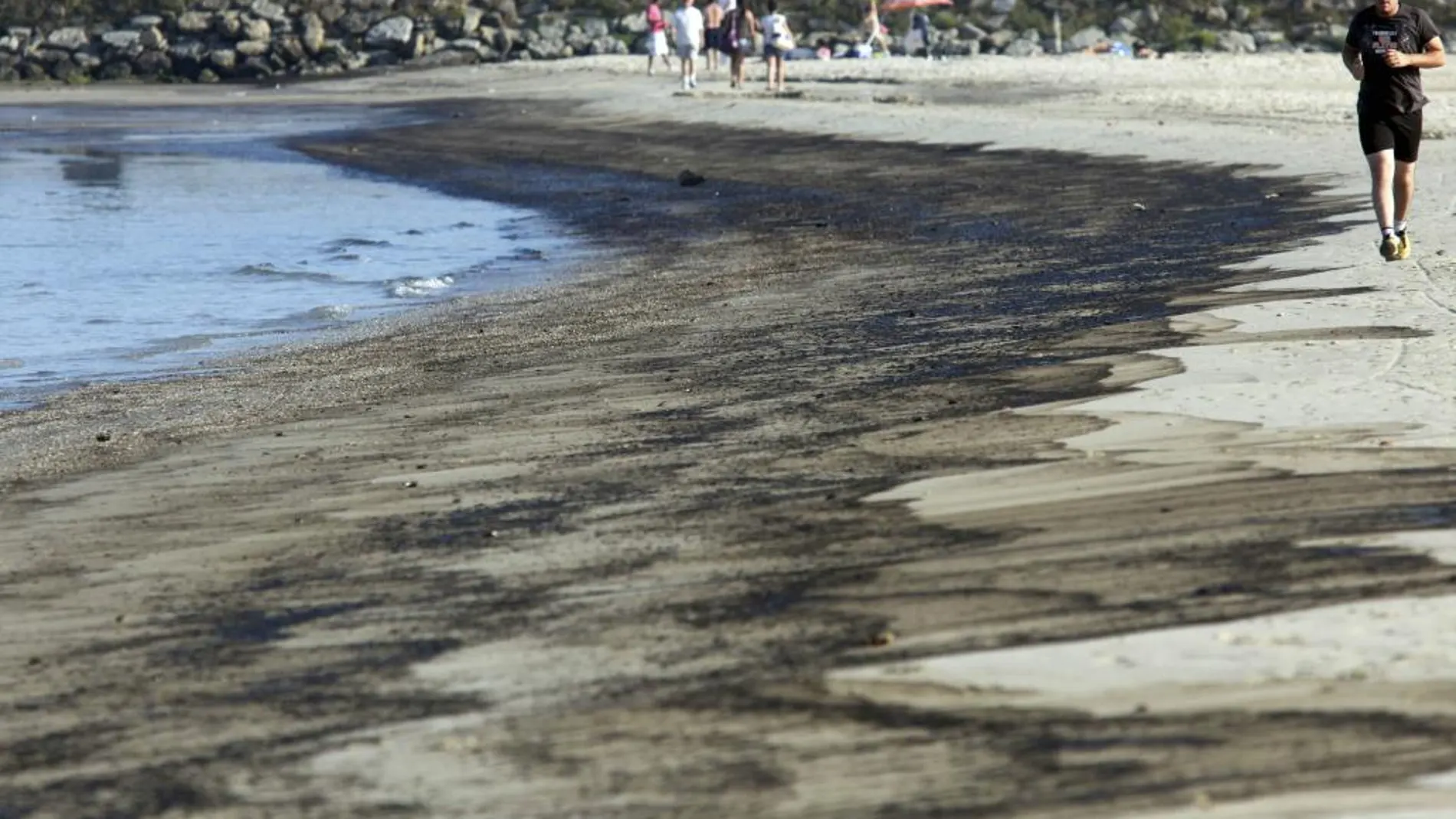 Vertido de crudo en la playa del Rinconcillo en Algeciras (Cádiz) ocurrido en 2011.