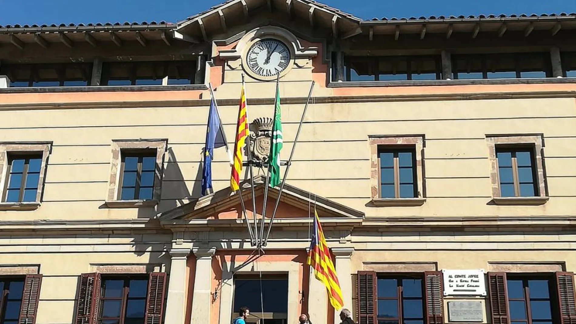 Imagen de la fachada del consistorio sin la bandera españla