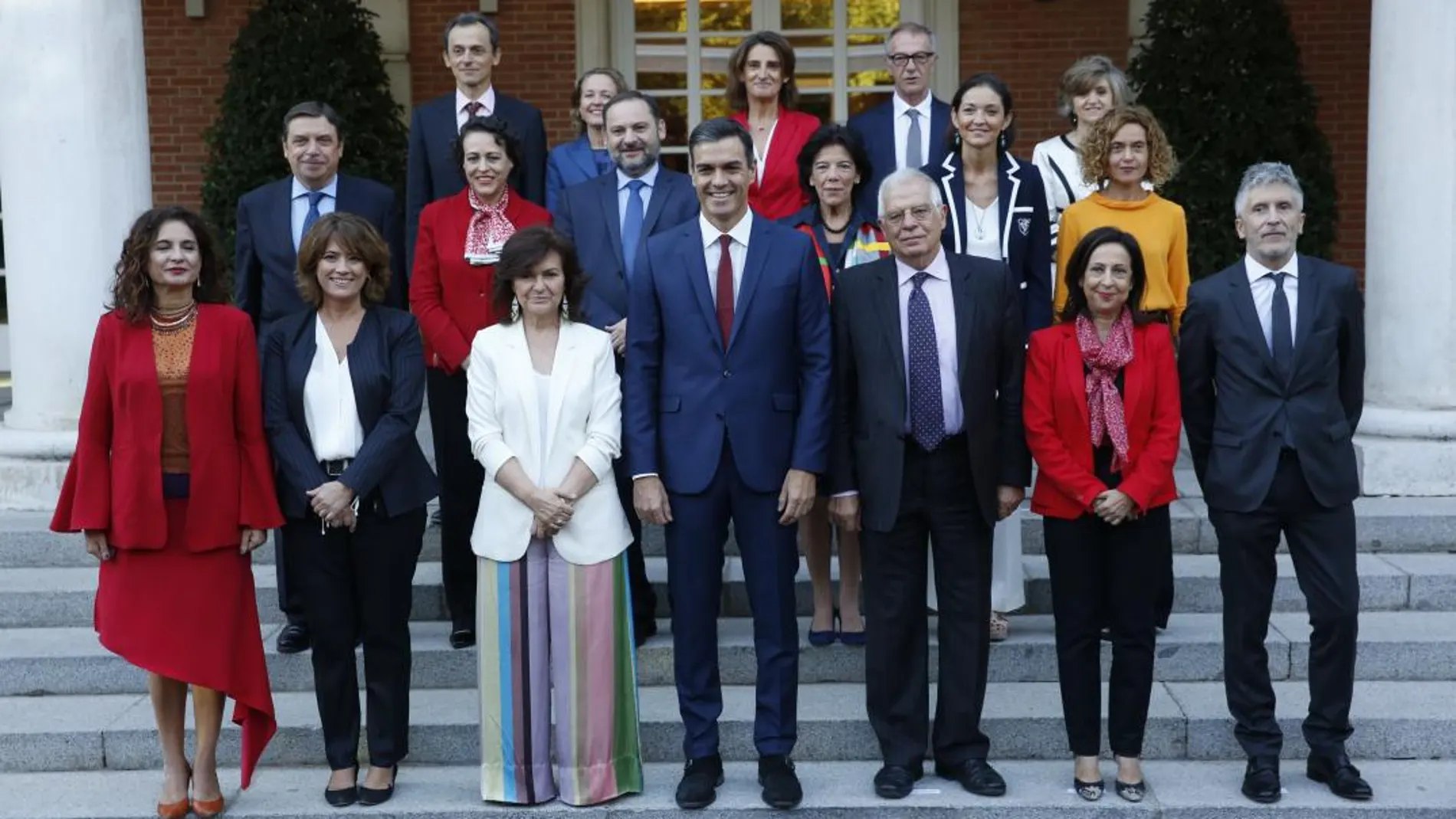 Pedro Sánchez volvió a posar ayer, por tercera vez, junto a sus ministros para la tradicional foto de familia en las escalinatas del Palacio de La Moncloa / Javier Fdez. Largo