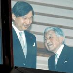 El hasta hoy emperador de Japón, Akihito, y su hijo, Naruhito, en el Palacio Imperial, en Tokio