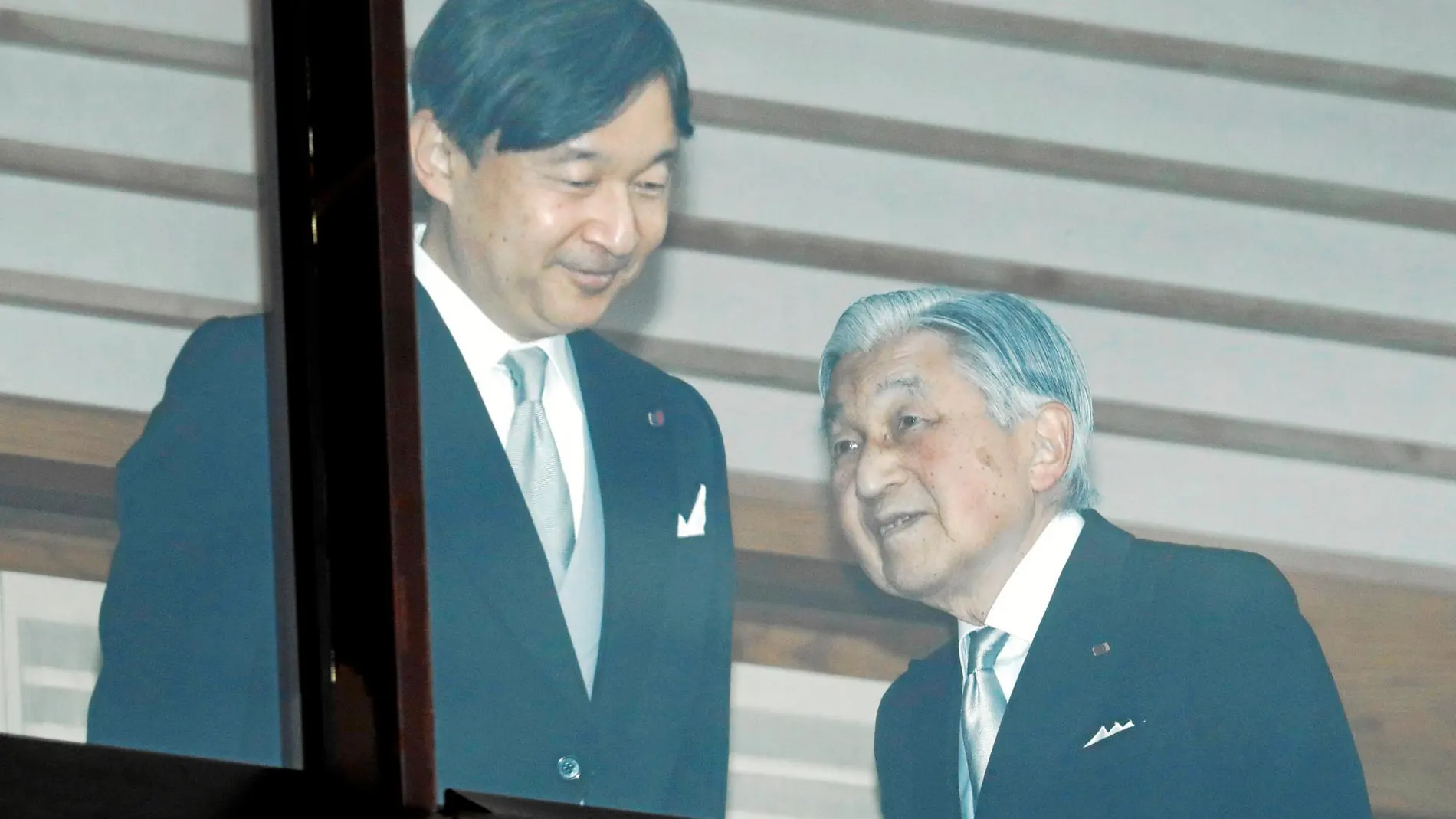 El hasta hoy emperador de Japón, Akihito, y su hijo, Naruhito, en el Palacio Imperial, en Tokio