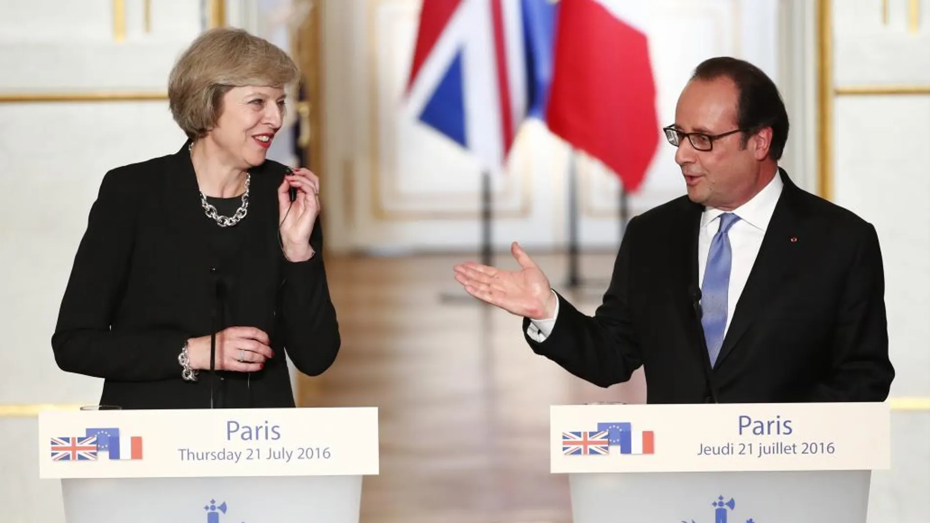 La primera ministra británica, Theresa May (izq), y el presidente francés, François Hollande (dcha), dan una rueda de prensa conjunta tras mantener una reunión en el Palacio del Elíseo en París, Francia