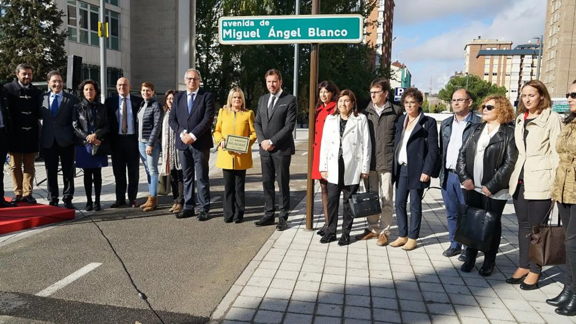 Autoridades como Óscar Puente y Jesús Julio Carnero, entre otros, en el acto