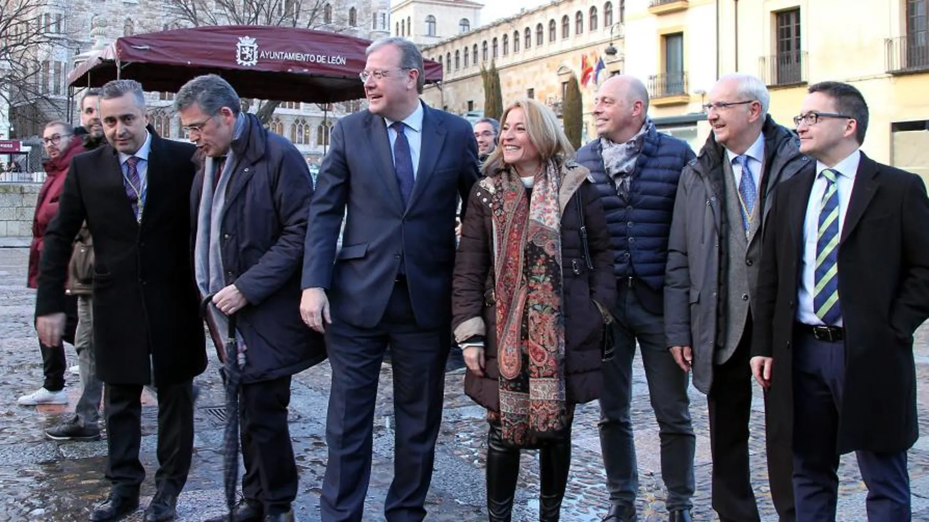 El alcalde de León, Antonio Silván, recibe a la alcaldesa de Cáceres, María Elena Nevado