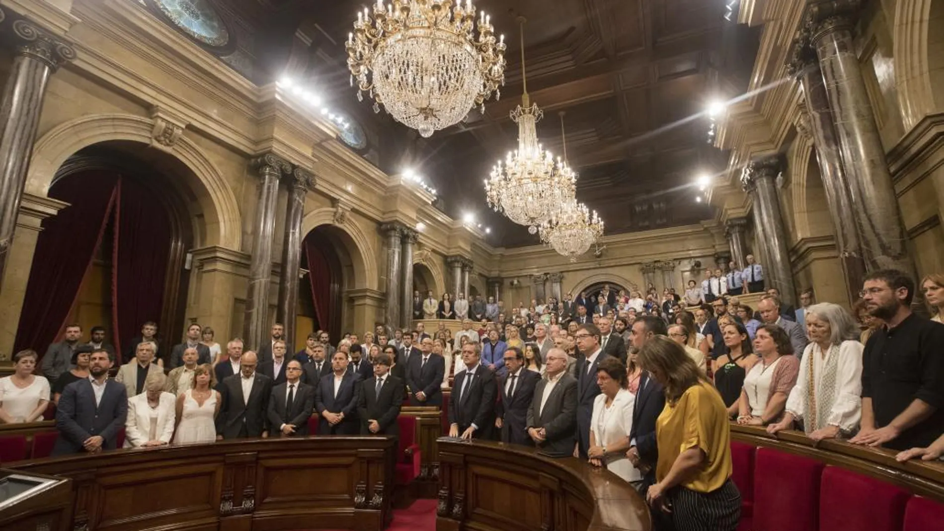 El Parlament de Cataluña ha protagonizado un pleno solemne en memoria de las 15 víctimas de los atentados de Barcelona y Cambrils