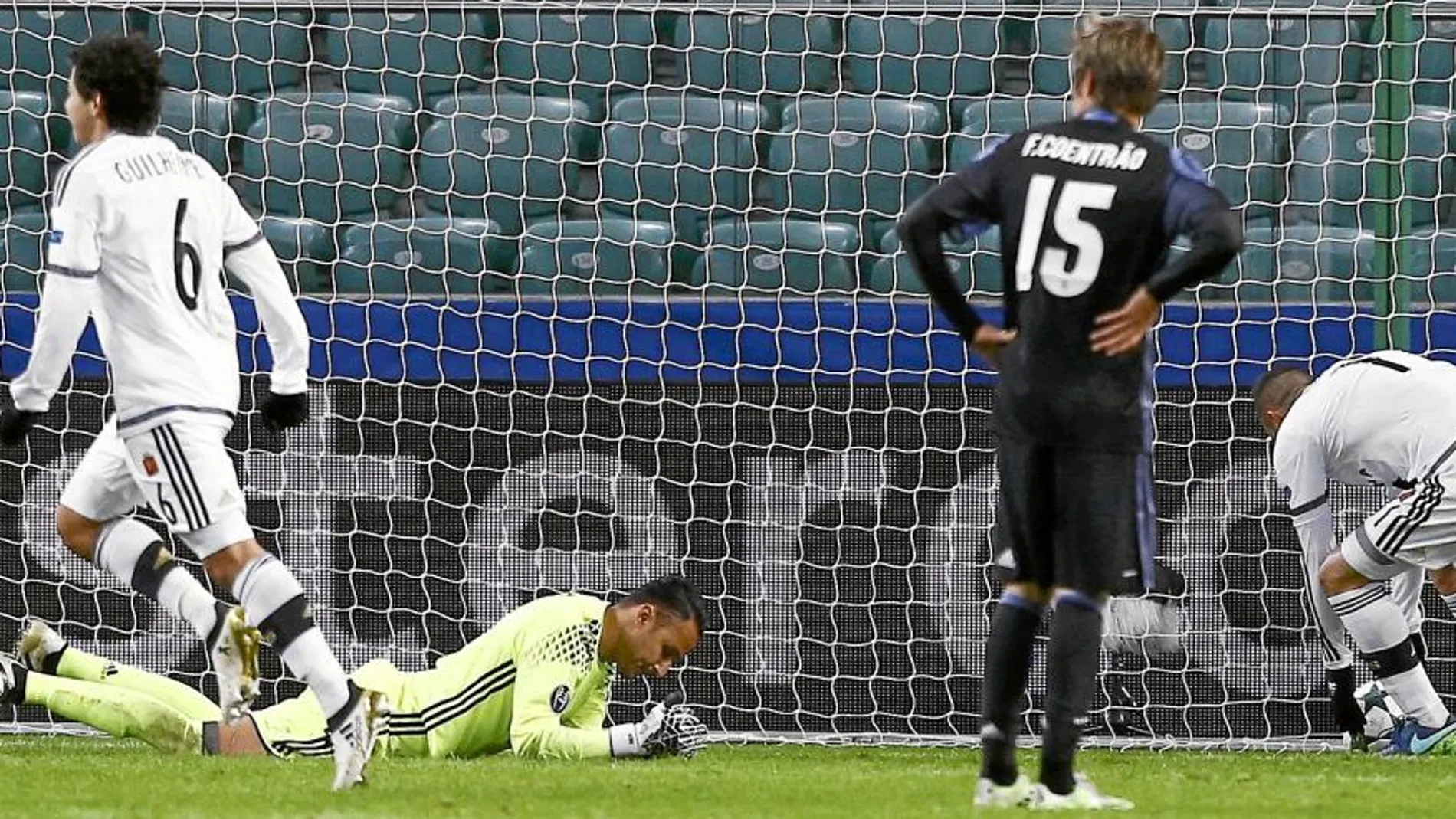 Navas lamenta uno de los goles que recibió el Real Madrid en Polonia
