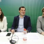 Juanma Moreno, ayer en la Junta Directiva Regional junto a su «número dos» Loles López y la ministra de Empleo, Fátima Báñez