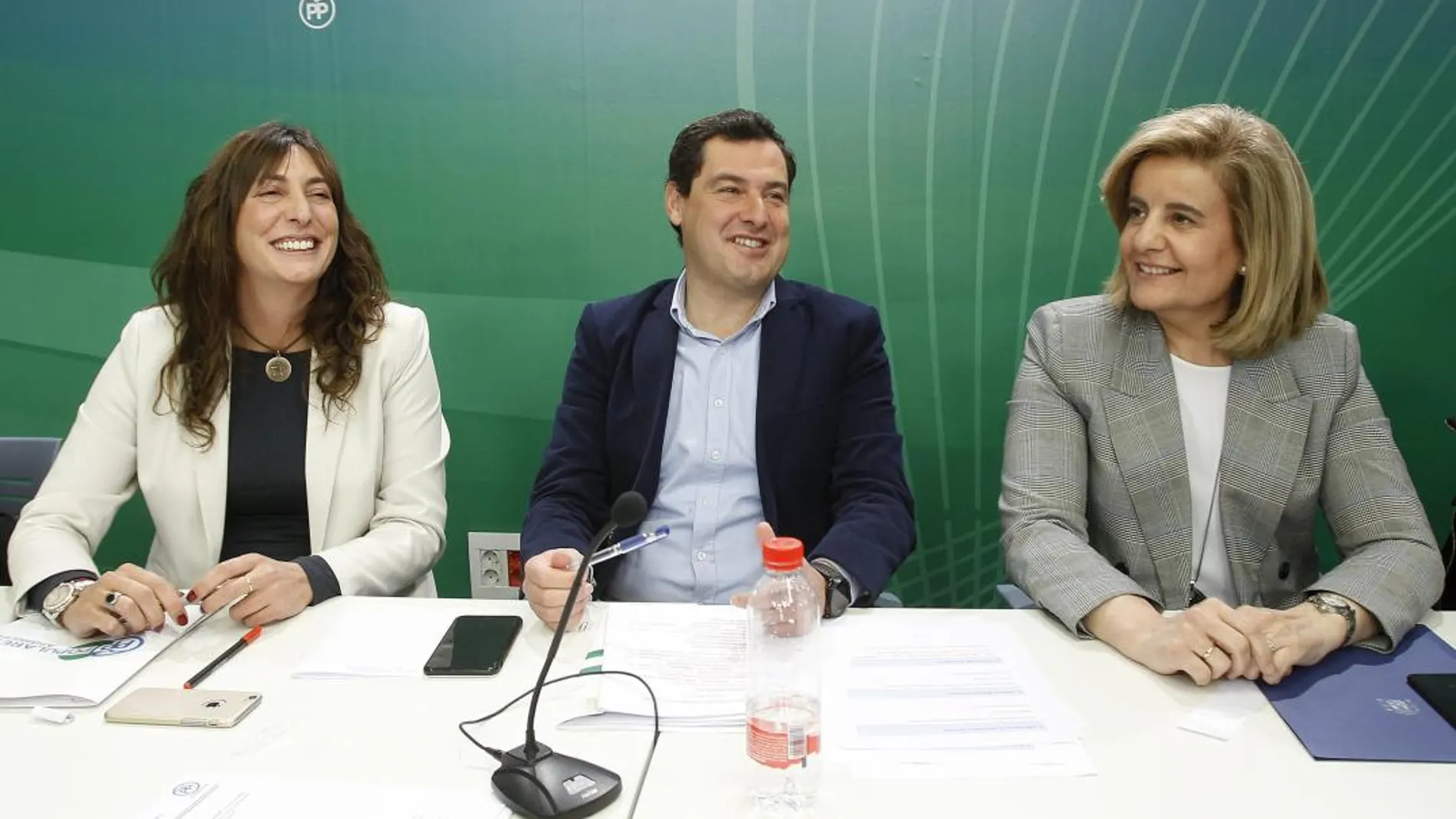 Juanma Moreno, ayer en la Junta Directiva Regional junto a su «número dos» Loles López y la ministra de Empleo, Fátima Báñez