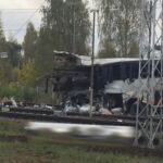 Imagen del estado en el quedó el autobús tras ser arrollado por el convoy del tren