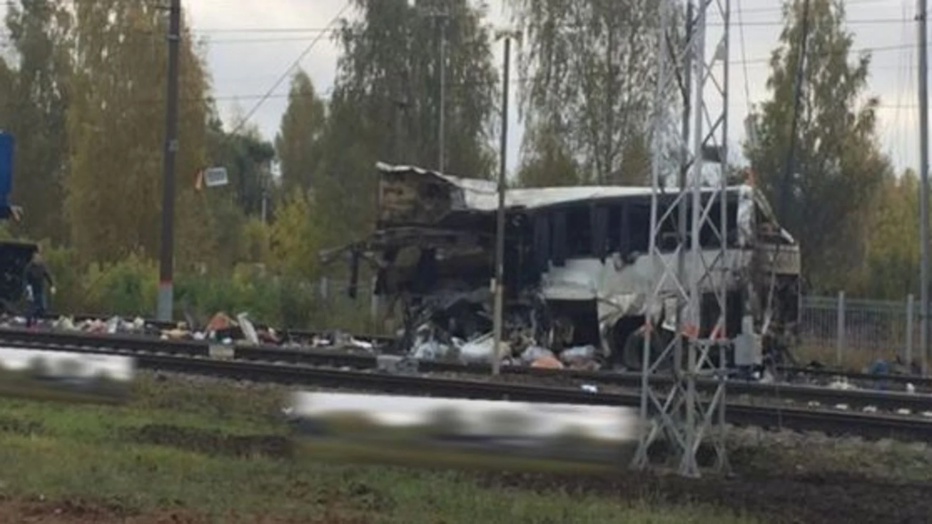 Imagen del estado en el quedó el autobús tras ser arrollado por el convoy del tren