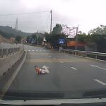 Captura con el bebé arrastrándose por la carretera hacia la mediana en una carretera de Vietnam