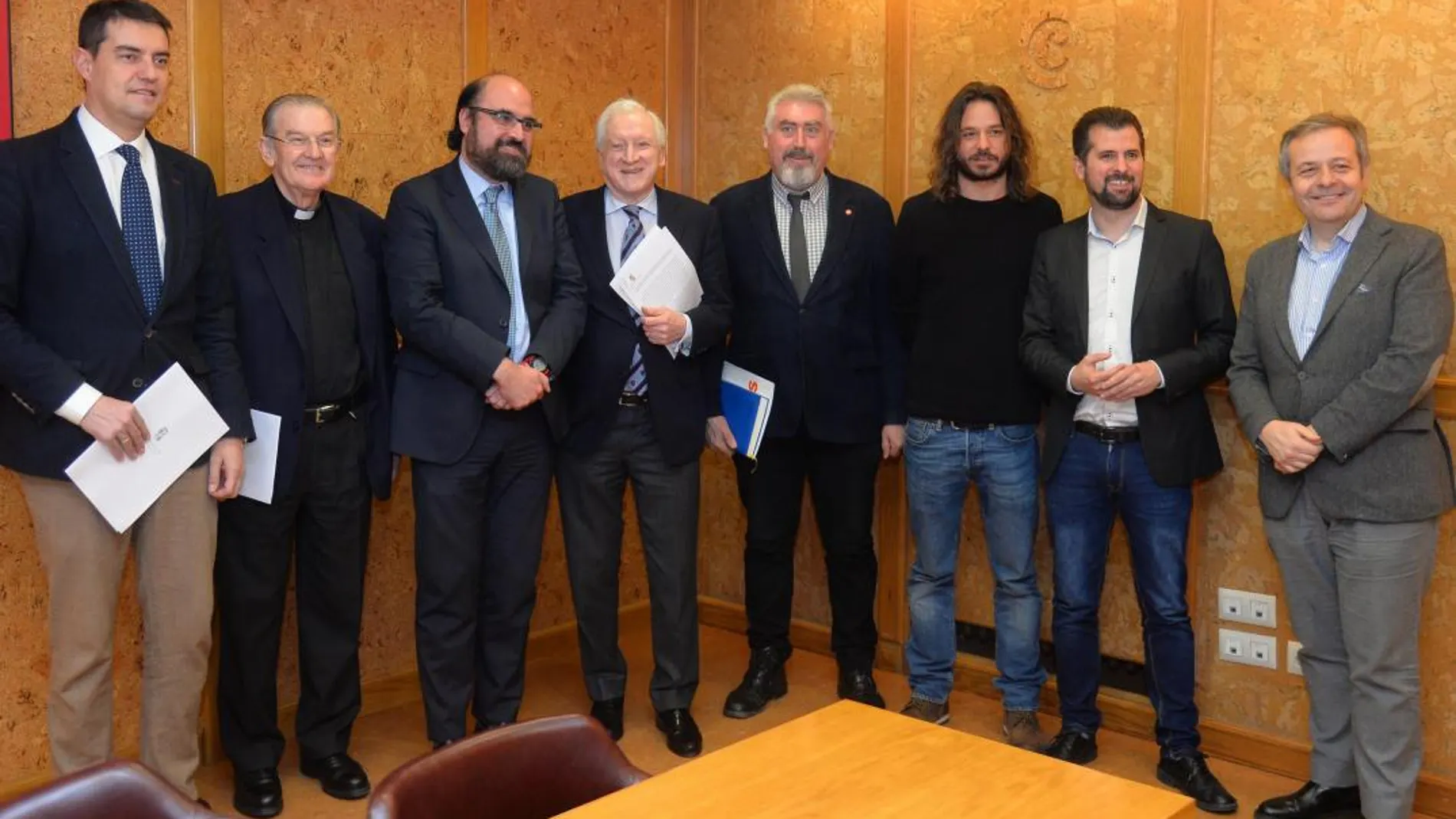 El vicepresidente de la Fundación “VIII Centenario de la Catedral. Burgos 2021”, Antonio Miguel Méndez Pozo, y los procuradores burgaleses