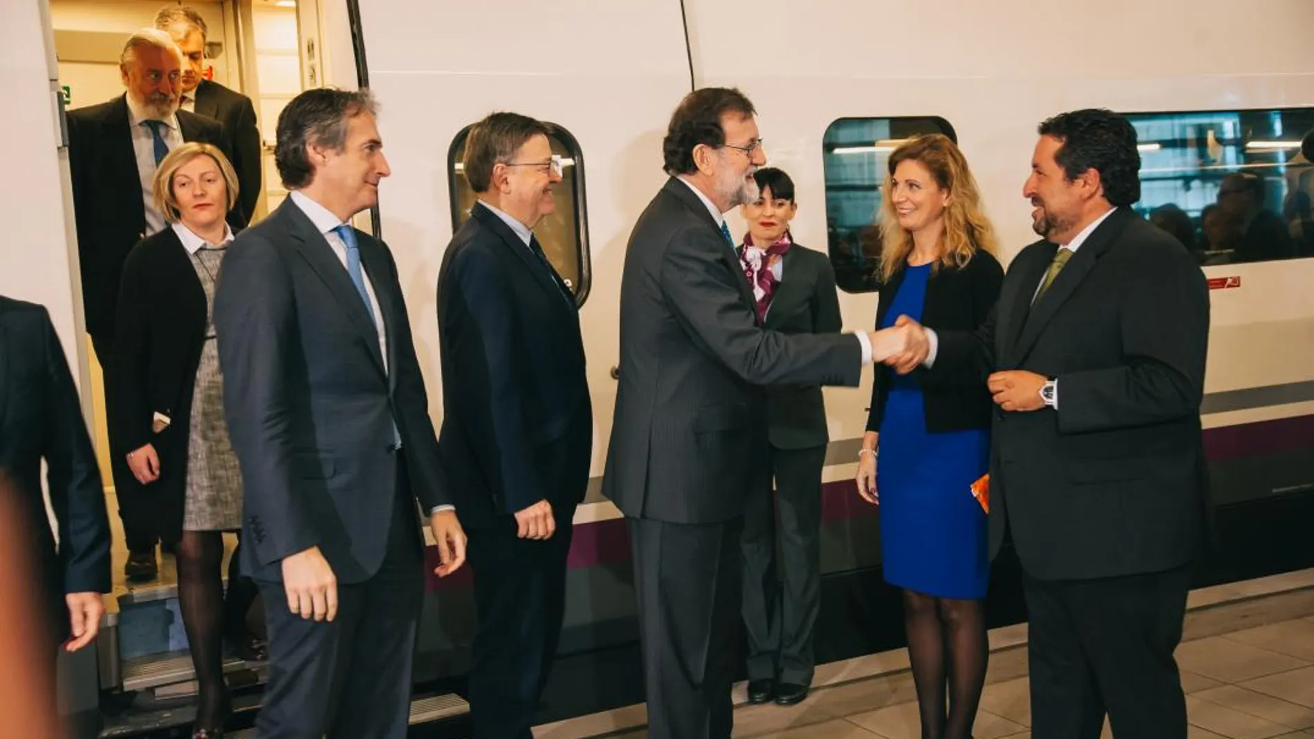 Rajoy saluda al presidente de la Diputación de Castellón, Javier Moliner, en presencia del ministro de Fomento y del presidente de la Generalitat