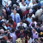 Morante de la Puebla entrando en el coso de Jerez rodeado de decenas de personas. FOTO: Ignacio García Díaz