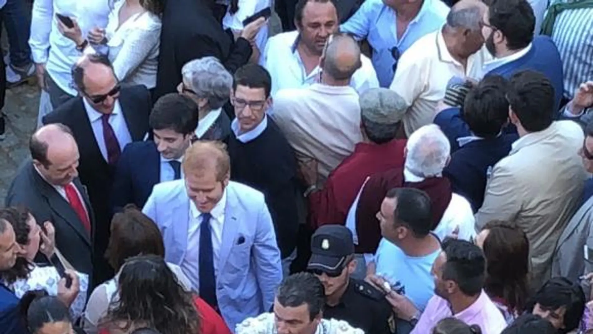 Morante de la Puebla entrando en el coso de Jerez rodeado de decenas de personas. FOTO: Ignacio García Díaz