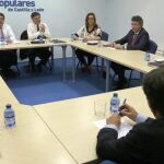 El presidente del PP de Castilla y León, Alfonso Fernández Mañueco, se reúne con los nueve dirigentes provinciales del partido junto al secretario general, Francisco Vázquez / Rubén cacho/Ical