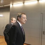 El presidente del Banco Central Europeo (BCE), Mario Draghi, y el vicepresidente Vitor Constancio