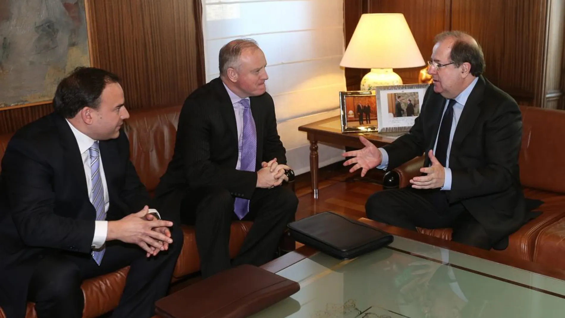 El presidente Juan Vicente Herrera durante su encuentro con el de Ornua, Kevin Lane, y el director de la marca en España, Joan Bombardó