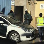 Guardias Civiles antes en una de sus labores ordinarias contra los delitos