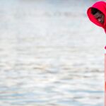 Un inmigrante tras ser rescatado en el mar