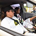Momento en el que Leonardo iniciaba la prueba práctica de conducir, acompañado de una examinadora