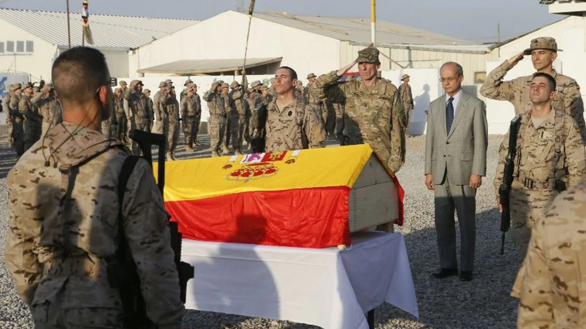 El embajador de España en Irak y efectivos de EE UU, Reino Unido y Portugal despiden en Besmayah al soldado Vidal López