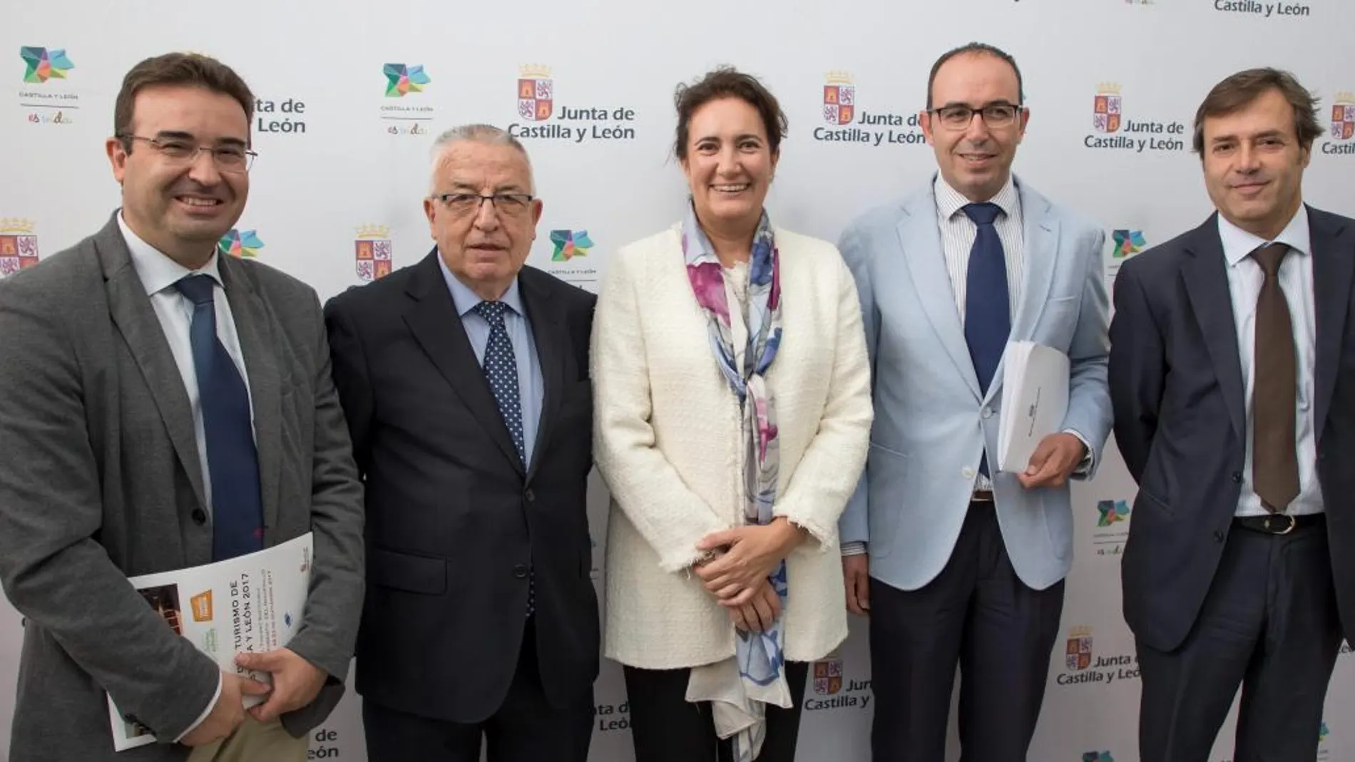 De izquierda a derecha, Roberto Díez, alcalde de Peñafiel; Francisco Gallego, presidente de Fecitcal; María Josefa García-Cirac, consejera de Cultura y turismo; Víctor Alonso, diputado de Cultura; y Javier Ramírez, director general de Turismo