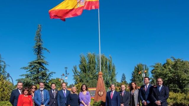 La alcaldesa Susana Pérez Quislant, junto a otros alcaldes de la región y la presidenta de la Fundación de Víctimas del Terrorismo, Maria del Mar Blanco