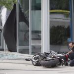 Un policía examina la moto que conducía la especialista