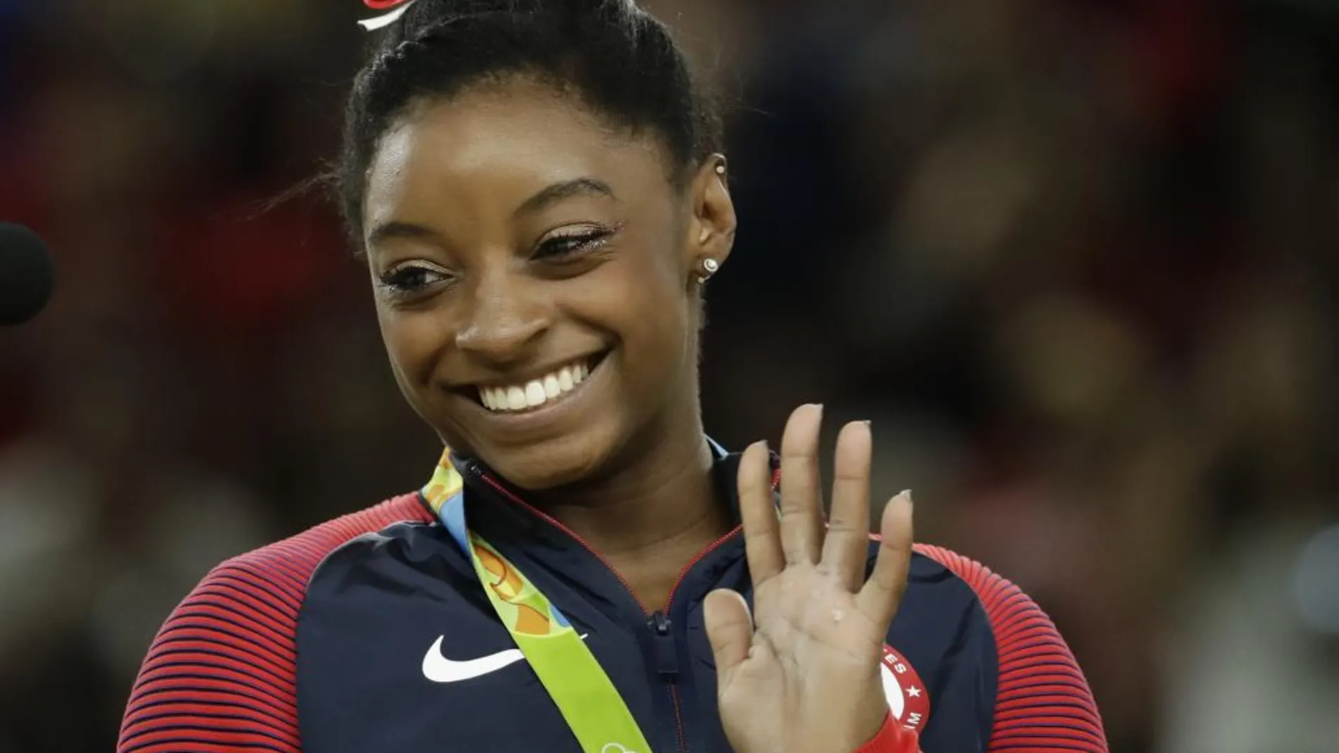 Simone Biles, sonríe en la ceremomia de entrega de la medalla de oro