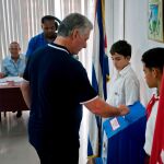 El presidente cubano, Miguel Díaz-Canel, votando en el referéndum de la nueva Constitución